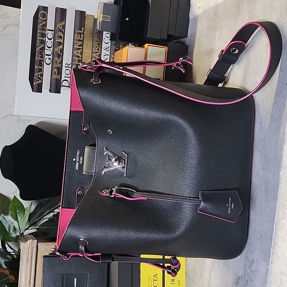 Louis Vuitton LockMe Noir - Picture 1 of 16